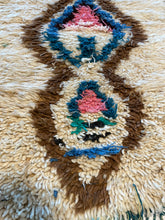 Load image into Gallery viewer, 3002 Morocco/ Middle Atlas/ Ben Ourain Style with Stacked Diamons running vertically/ Central medallion sequence with floral / abstract symboilc forms