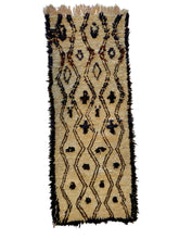 Load image into Gallery viewer, 3014 Morocco/ Middle Atlas/ Ben Ourain Style with Vertical Chain of Elongated Diamonds/ Floating Symbolic Motifs