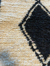 Load image into Gallery viewer, 3020 Morocco/ Middle Atlas/ Ben Ourain Style with Vertical Chain of Connected Diamonds