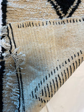 Load image into Gallery viewer, 3020 Morocco/ Middle Atlas/ Ben Ourain Style with Vertical Chain of Connected Diamonds