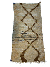 Load image into Gallery viewer, 3037 v Berber/ Beni Ourain Style  with Vertical Chain of Connected Diamonds