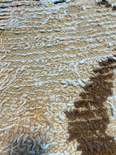Load image into Gallery viewer, 3037 v Berber/ Beni Ourain Style  with Vertical Chain of Connected Diamonds