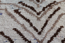 Load image into Gallery viewer, 1021 HighAtlas with cream/tan/brown &quot;V&quot; shaped pattern Pattern