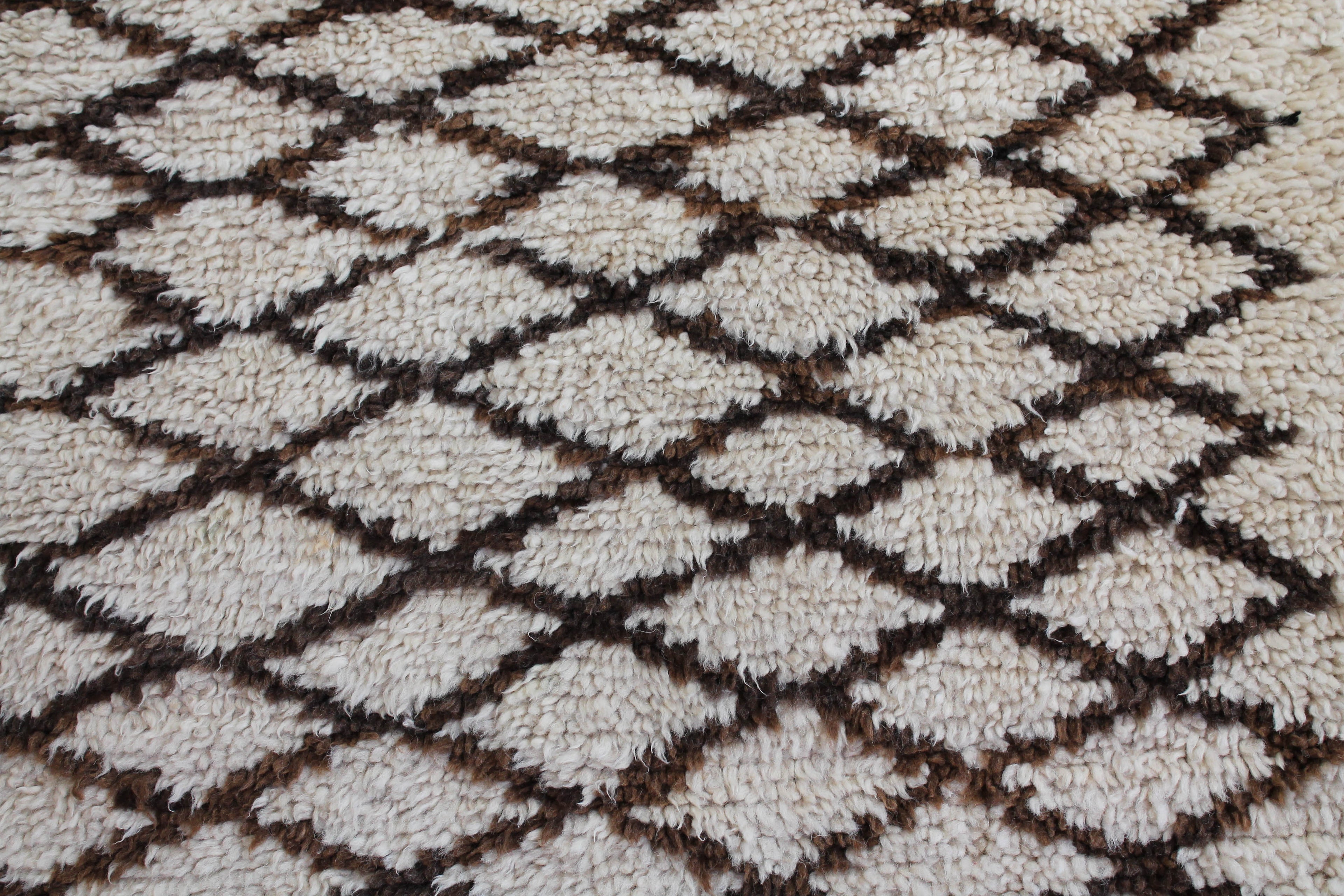 1022 HighAtlas with cream/brownHorizontal flat diamonds w a few dots Pattern