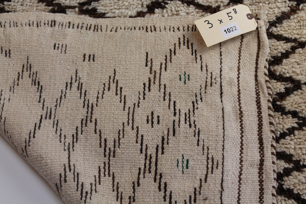 1022 HighAtlas with cream/brownHorizontal flat diamonds w a few dots Pattern