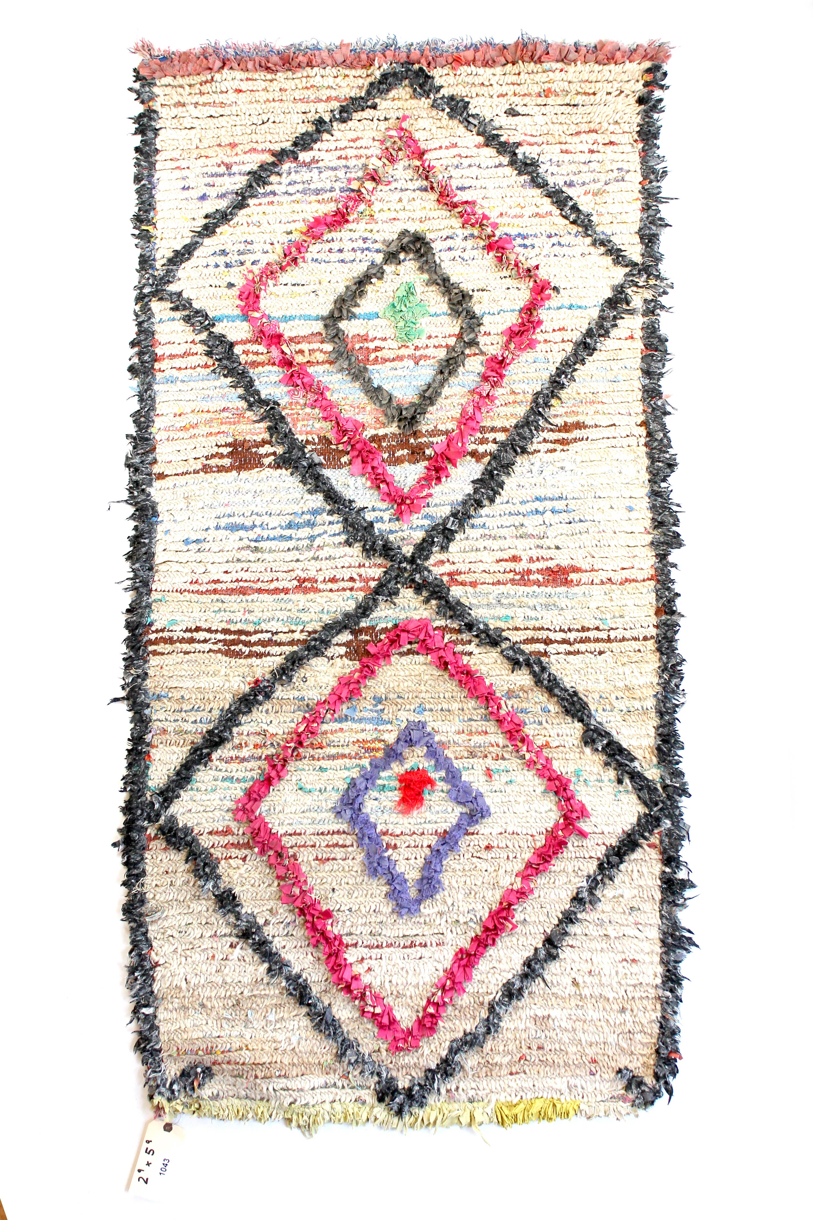 1043 Moulouya with tan gray/pink diamonds Pattern