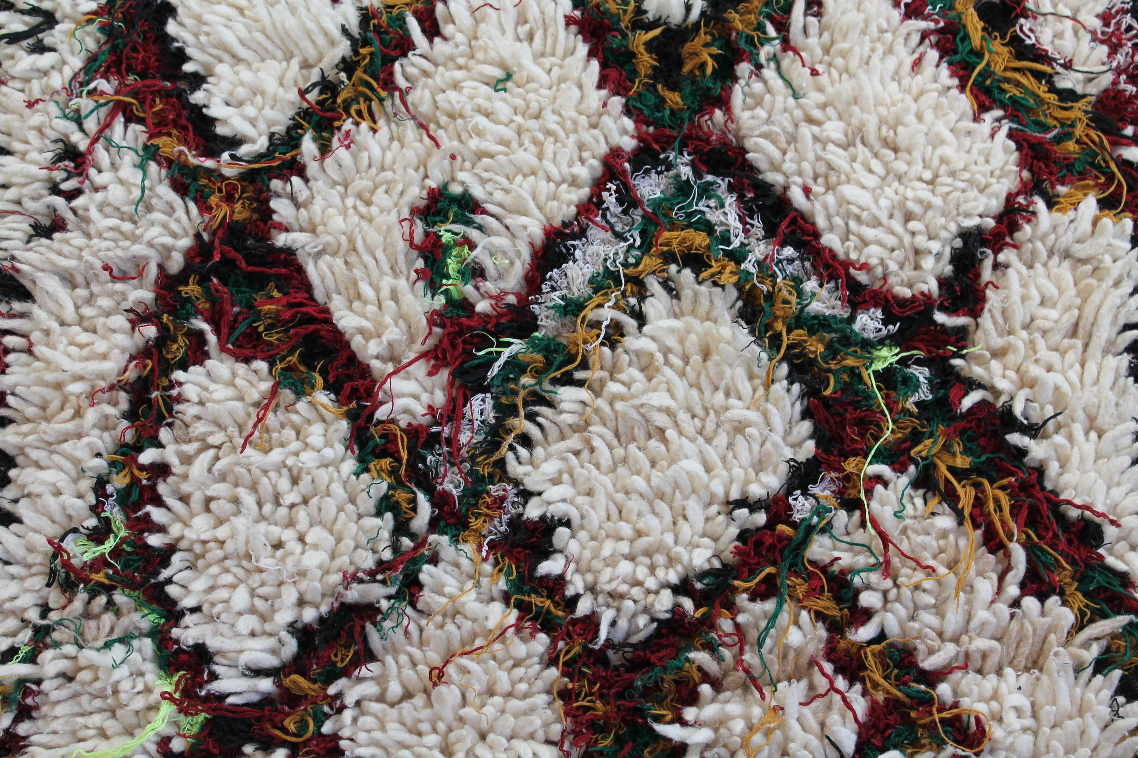 1046 HighAtlas with white red/green fiamonds covering all Pattern