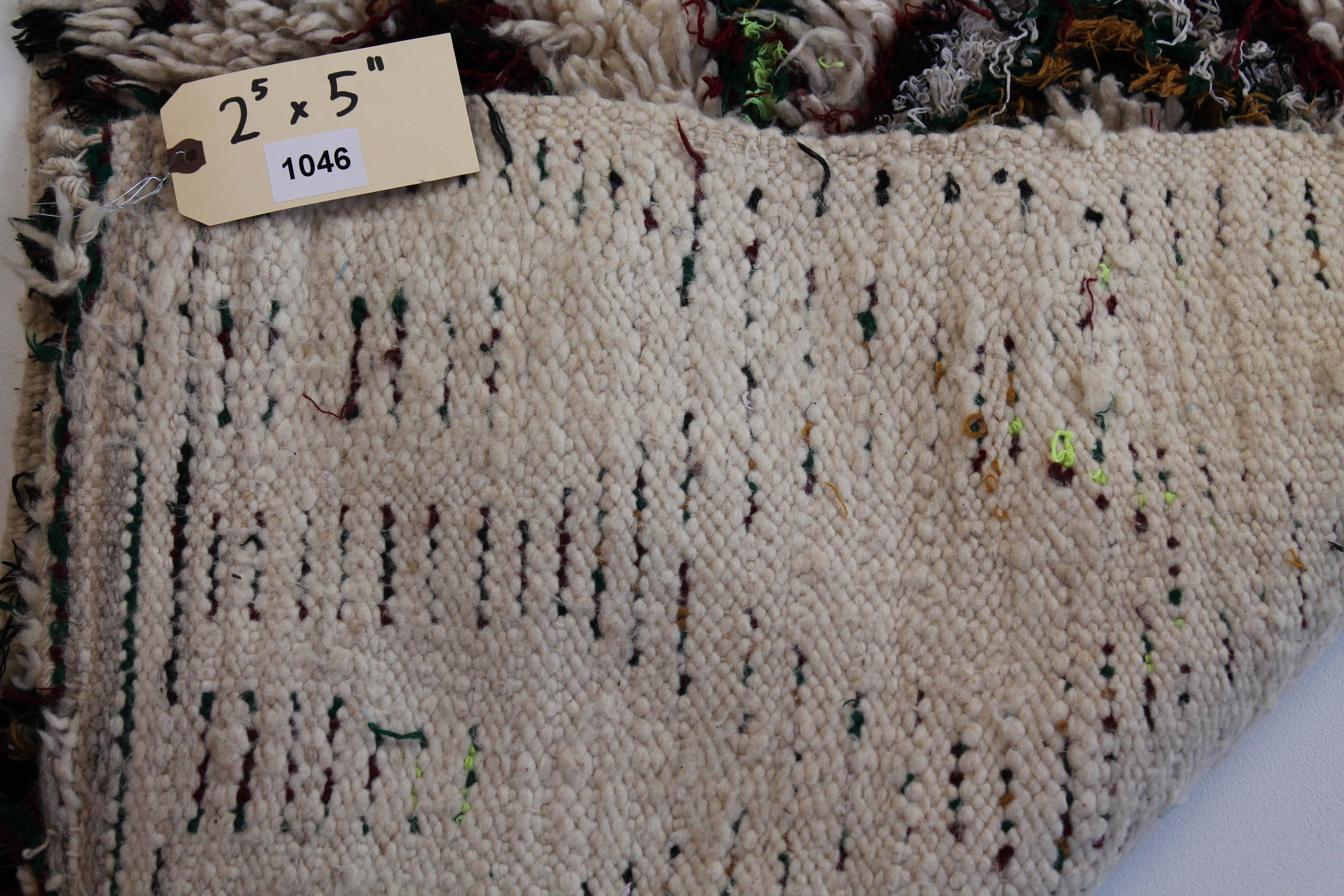1046 HighAtlas with white red/green fiamonds covering all Pattern