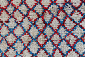 1124 Open East with Taupe/Red/Blue Diamonds Pattern