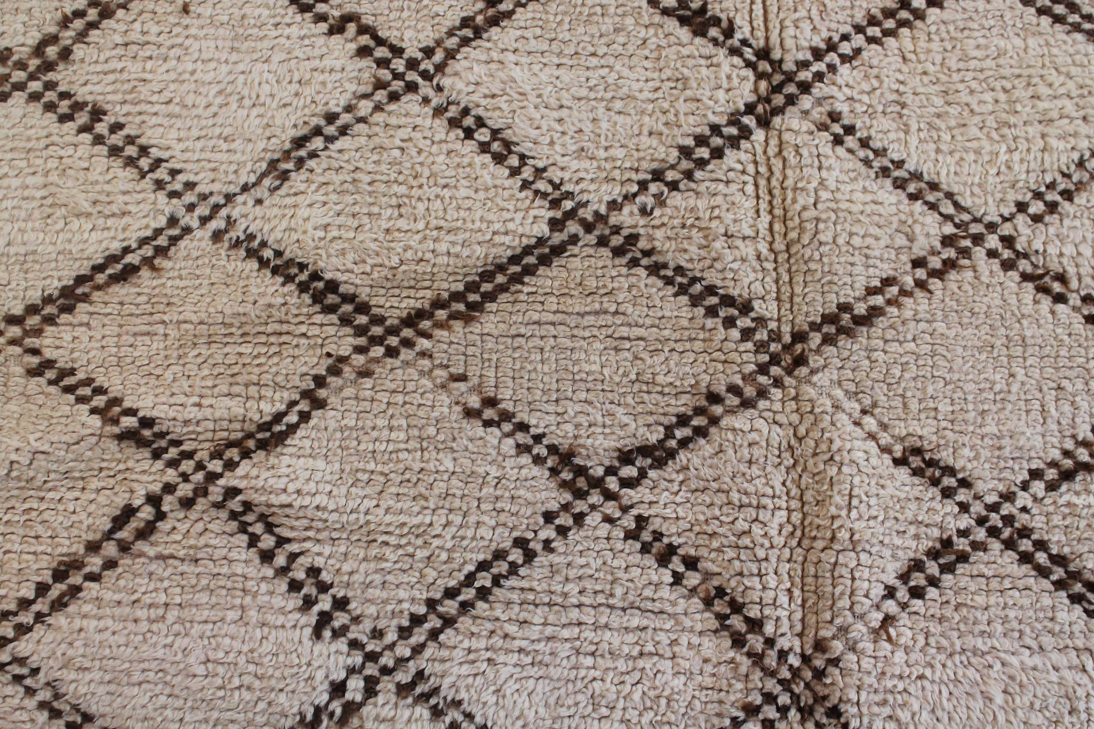 1153 BeniMguild with Taupe/Brown Diamonds Pattern