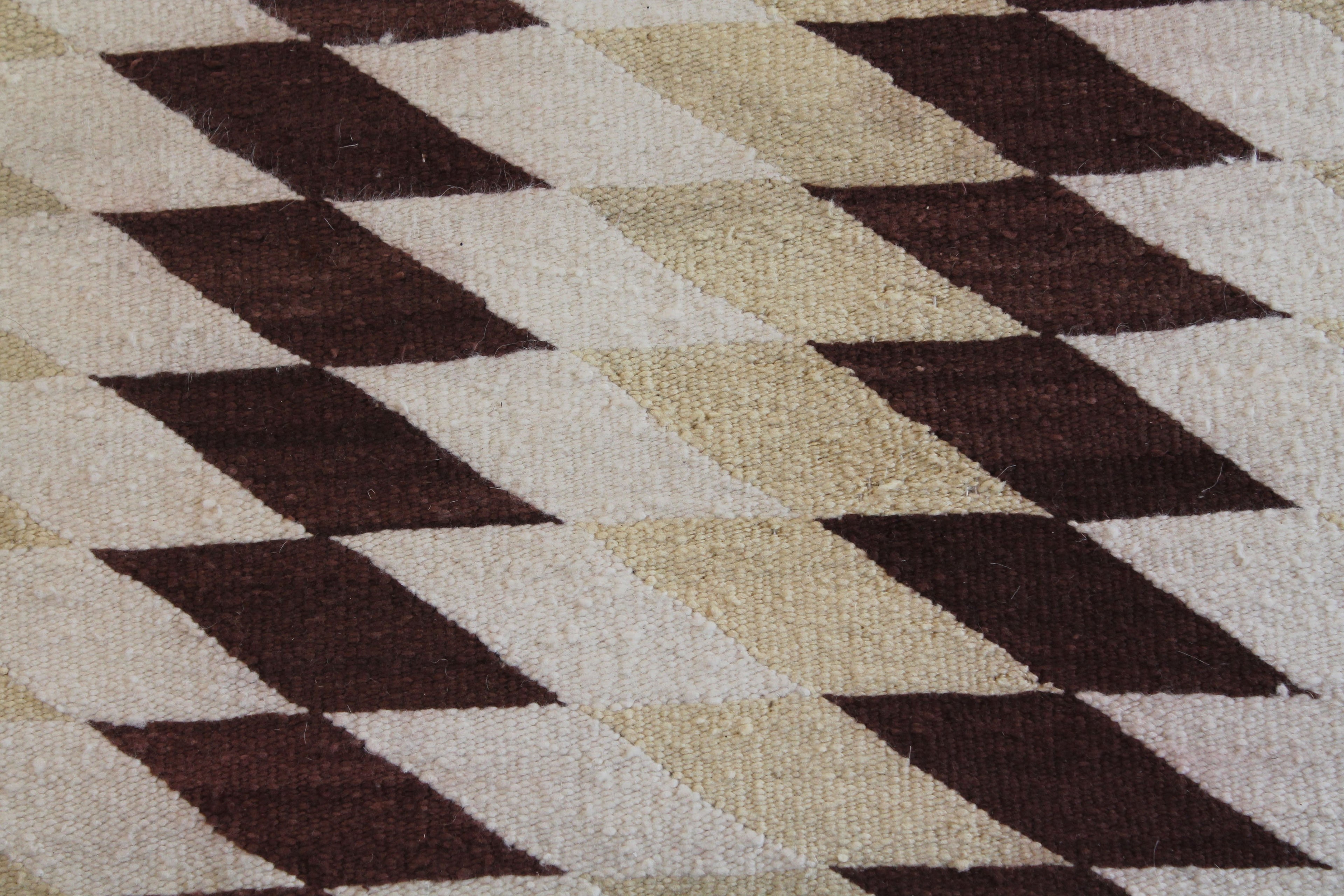 1393 NAVAJO with Ivory/Tan/Brown Diamonds Pattern
