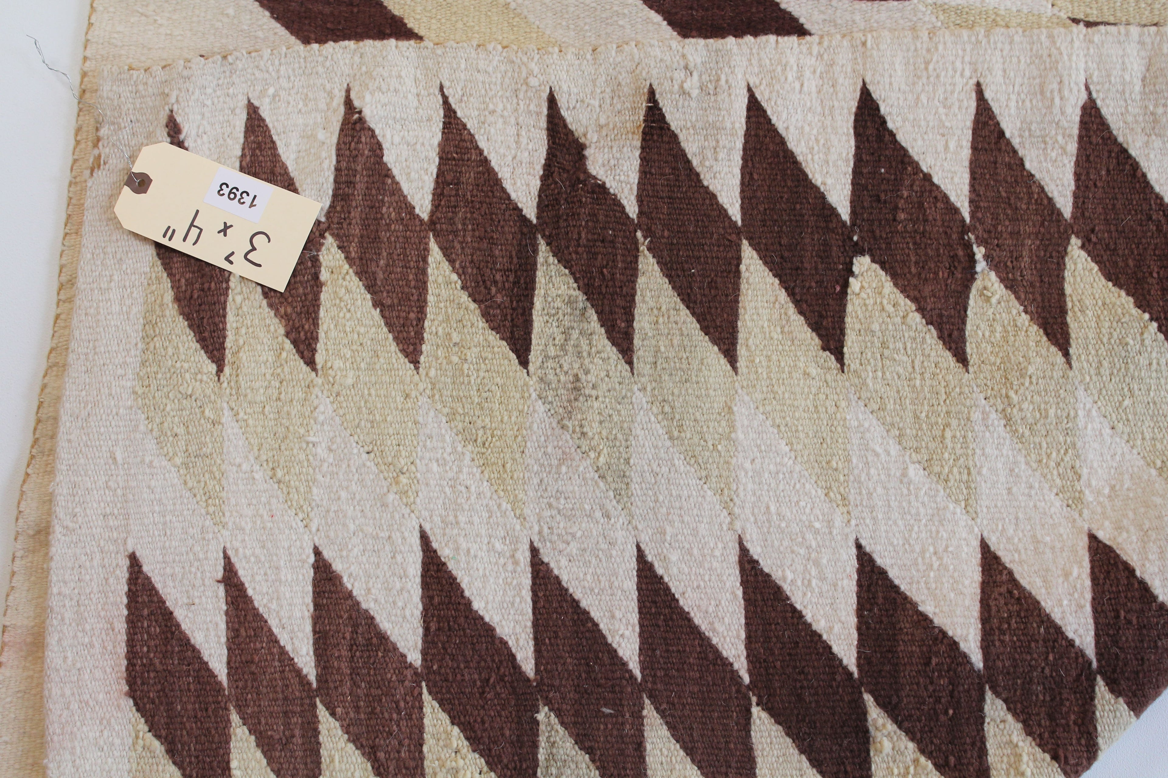 1393 NAVAJO with Ivory/Tan/Brown Diamonds Pattern