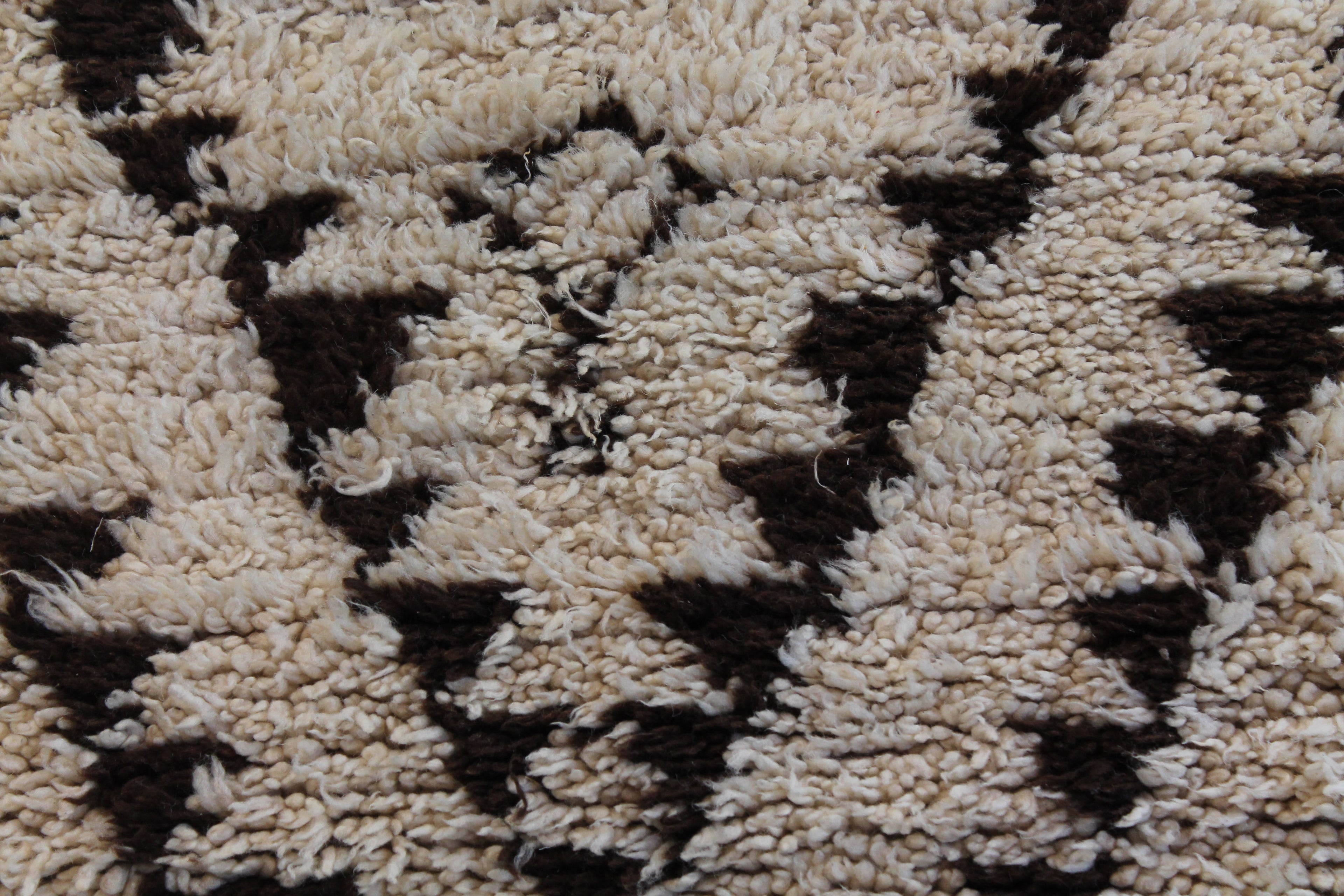 1423 Moulouya with Taupe/Brown Diamonds Pattern (P20)