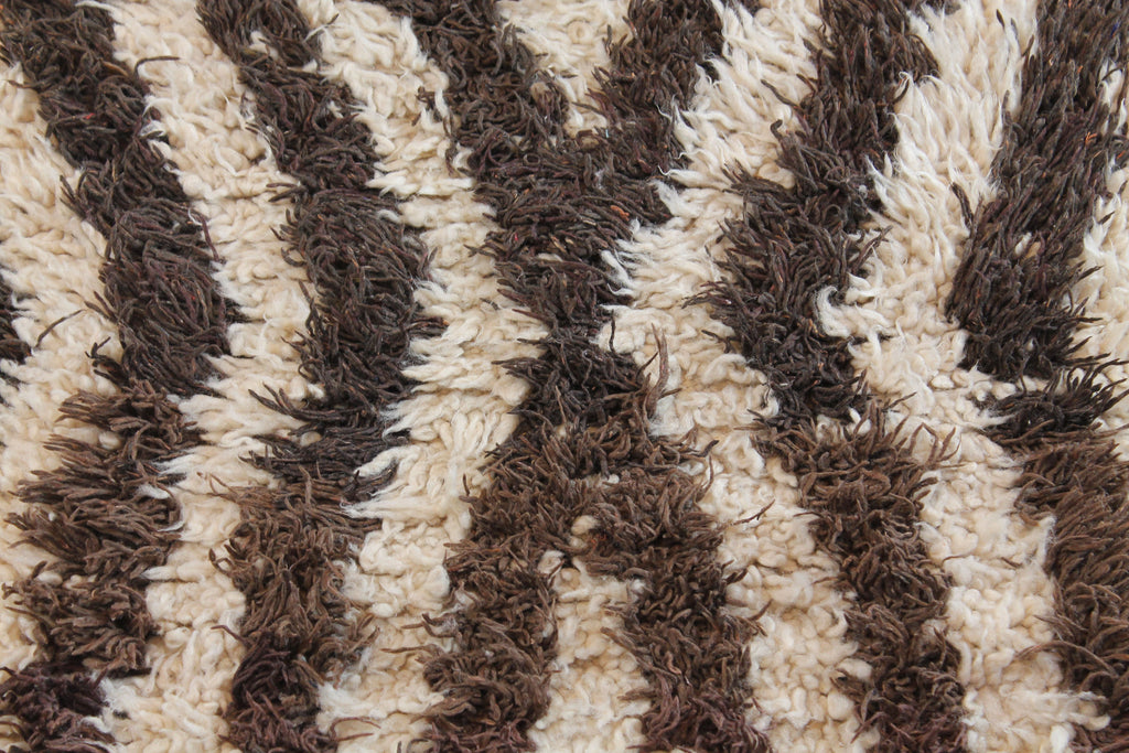 1473 Open East with Taupe/Blue/Red/Green/Black Diamonds Pattern