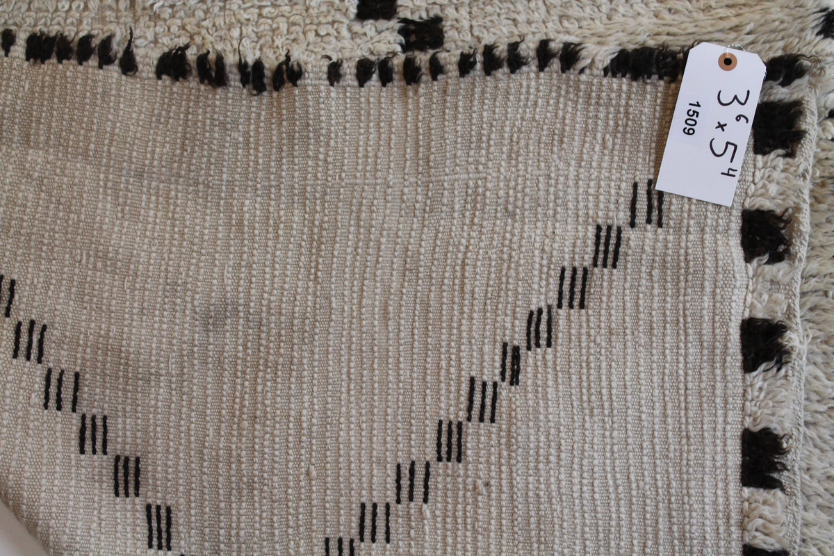 1509 Moulouya with Taupe/Brown/Blue/Red Diamonds and lines Pattern