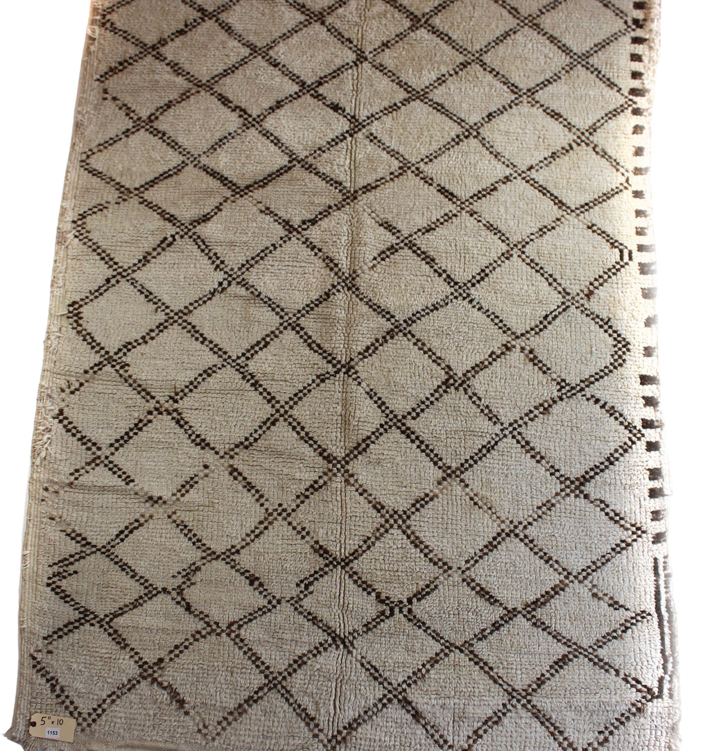 1153 BeniMguild with Taupe/Brown Diamonds Pattern