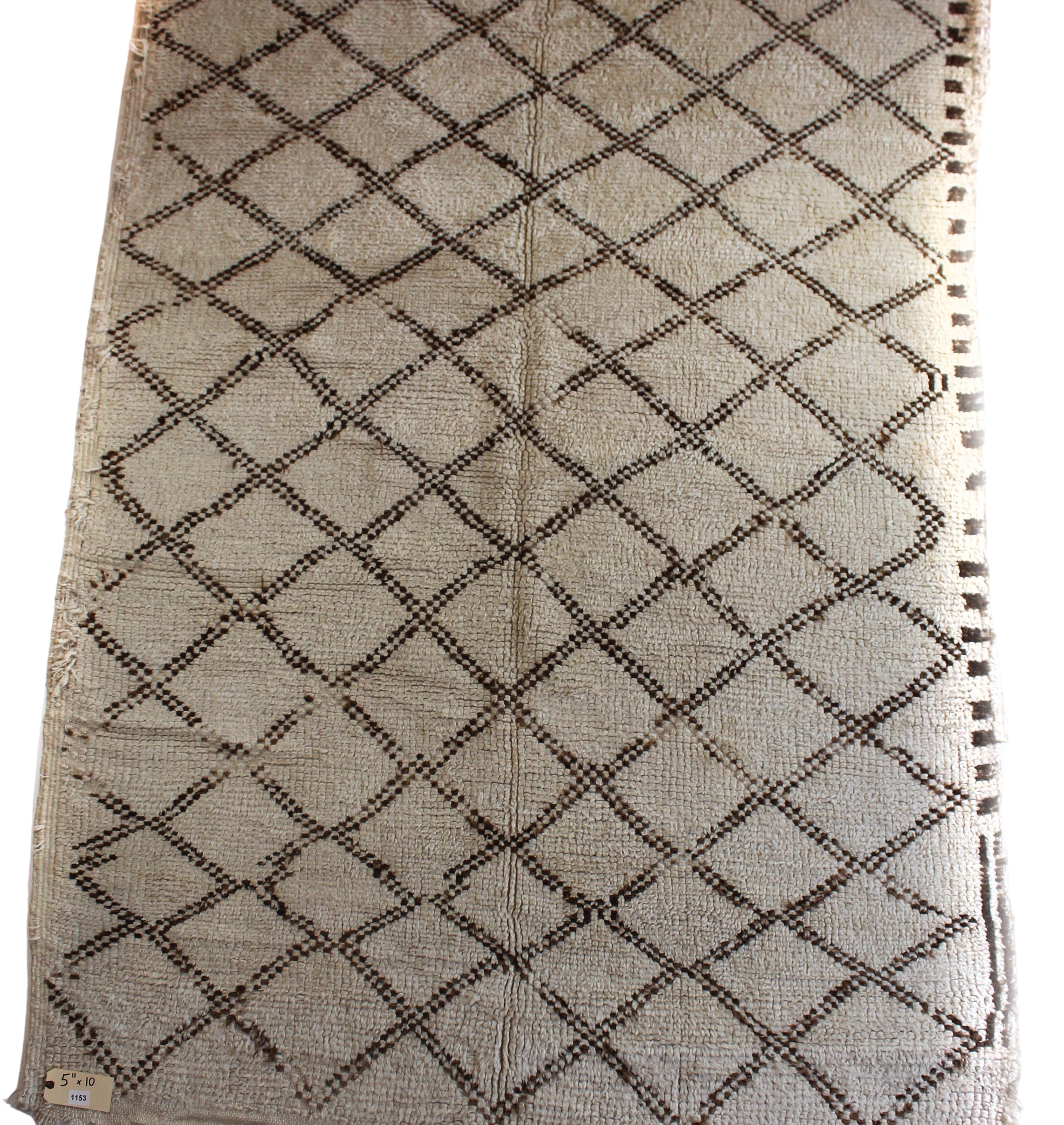 1153 BeniMguild with Taupe/Brown Diamonds Pattern